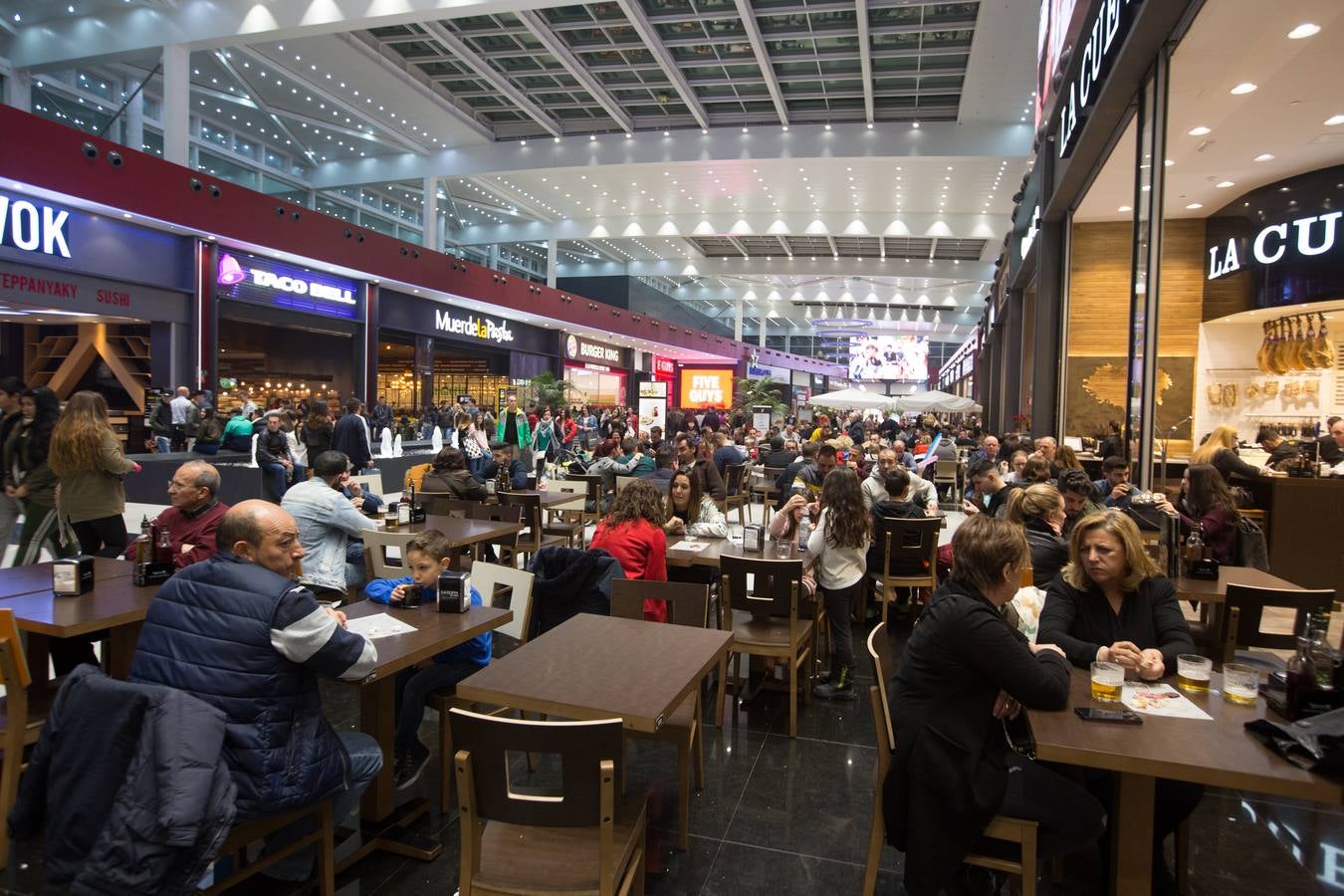 El mal tiempo ha hecho que los granadinos se dirijan al Neptuno, Serrallo y Nevada para pasar una tarde de ocio fuera de sus casas