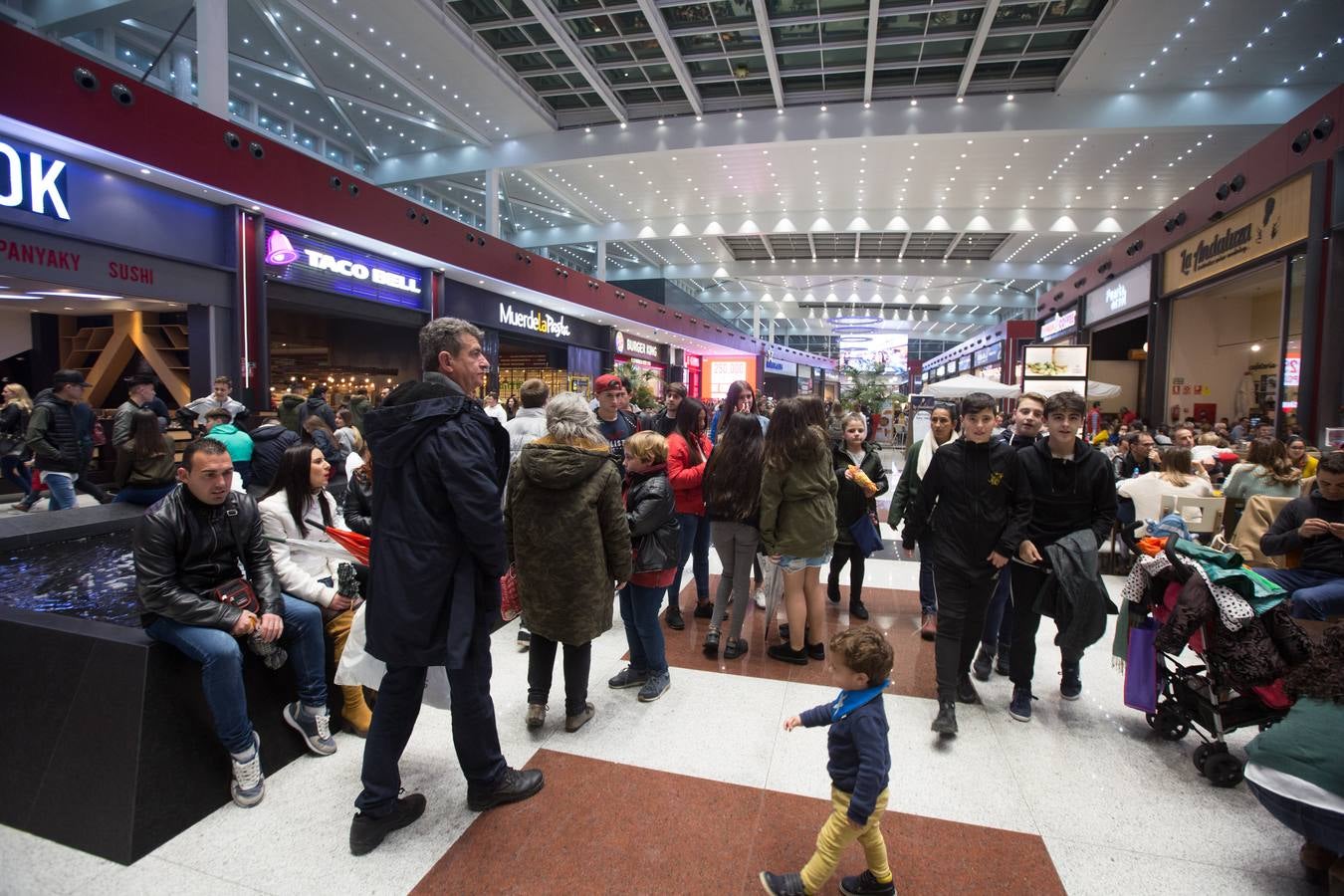 El mal tiempo ha hecho que los granadinos se dirijan al Neptuno, Serrallo y Nevada para pasar una tarde de ocio fuera de sus casas