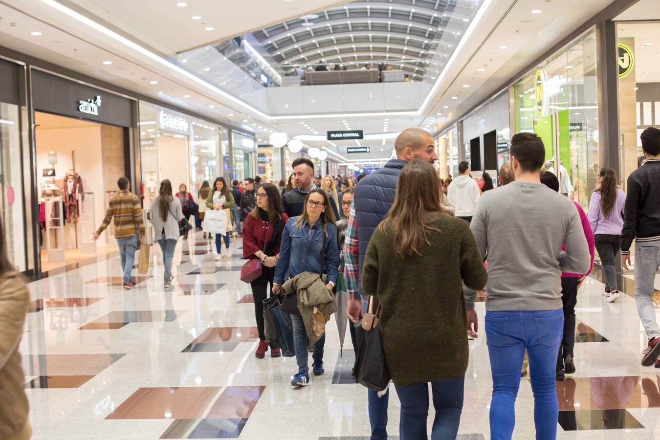 El mal tiempo ha hecho que los granadinos se dirijan al Neptuno, Serrallo y Nevada para pasar una tarde de ocio fuera de sus casas