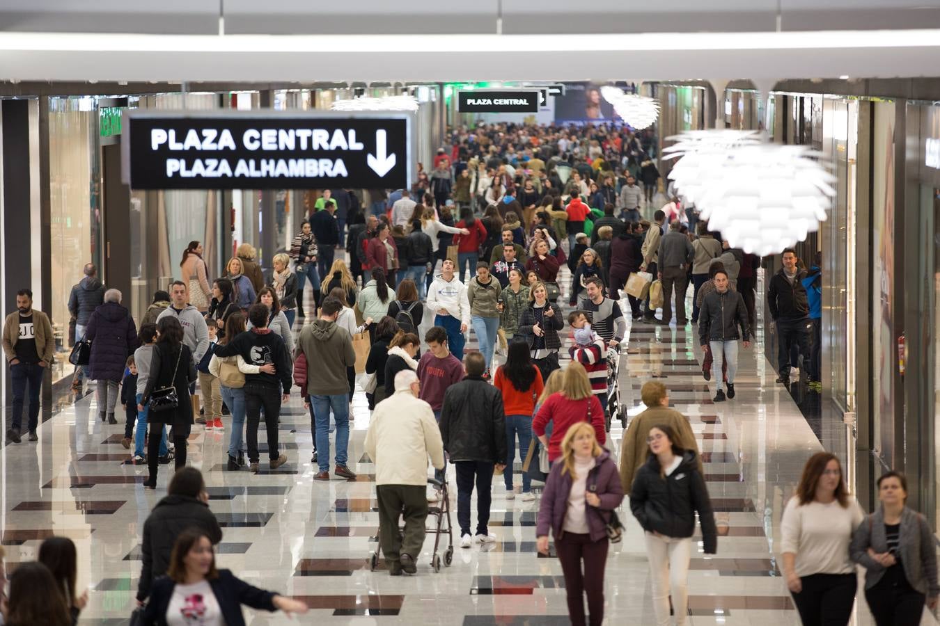 El mal tiempo ha hecho que los granadinos se dirijan al Neptuno, Serrallo y Nevada para pasar una tarde de ocio fuera de sus casas