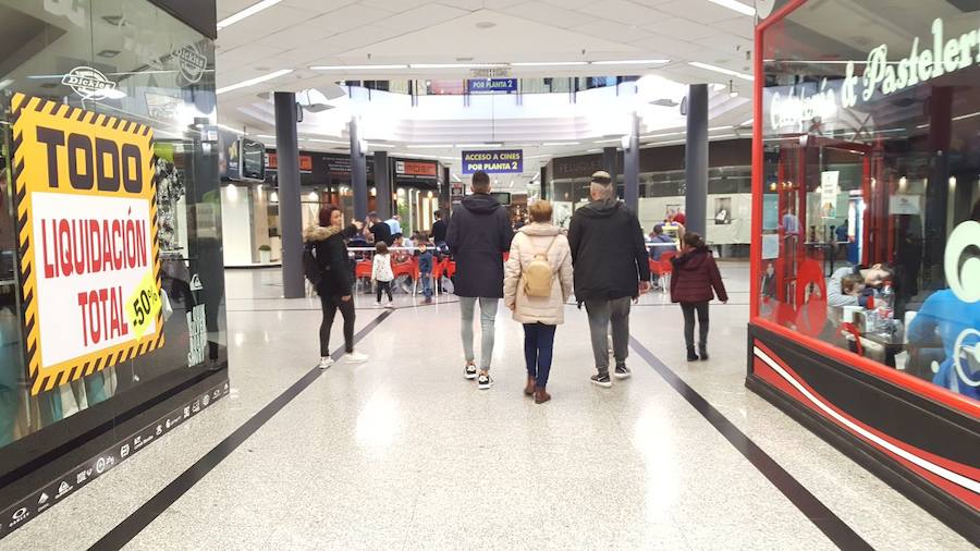 El mal tiempo ha hecho que los granadinos se dirijan al Neptuno, Serrallo y Nevada para pasar una tarde de ocio fuera de sus casas