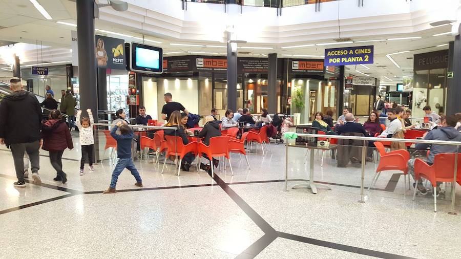 El mal tiempo ha hecho que los granadinos se dirijan al Neptuno, Serrallo y Nevada para pasar una tarde de ocio fuera de sus casas