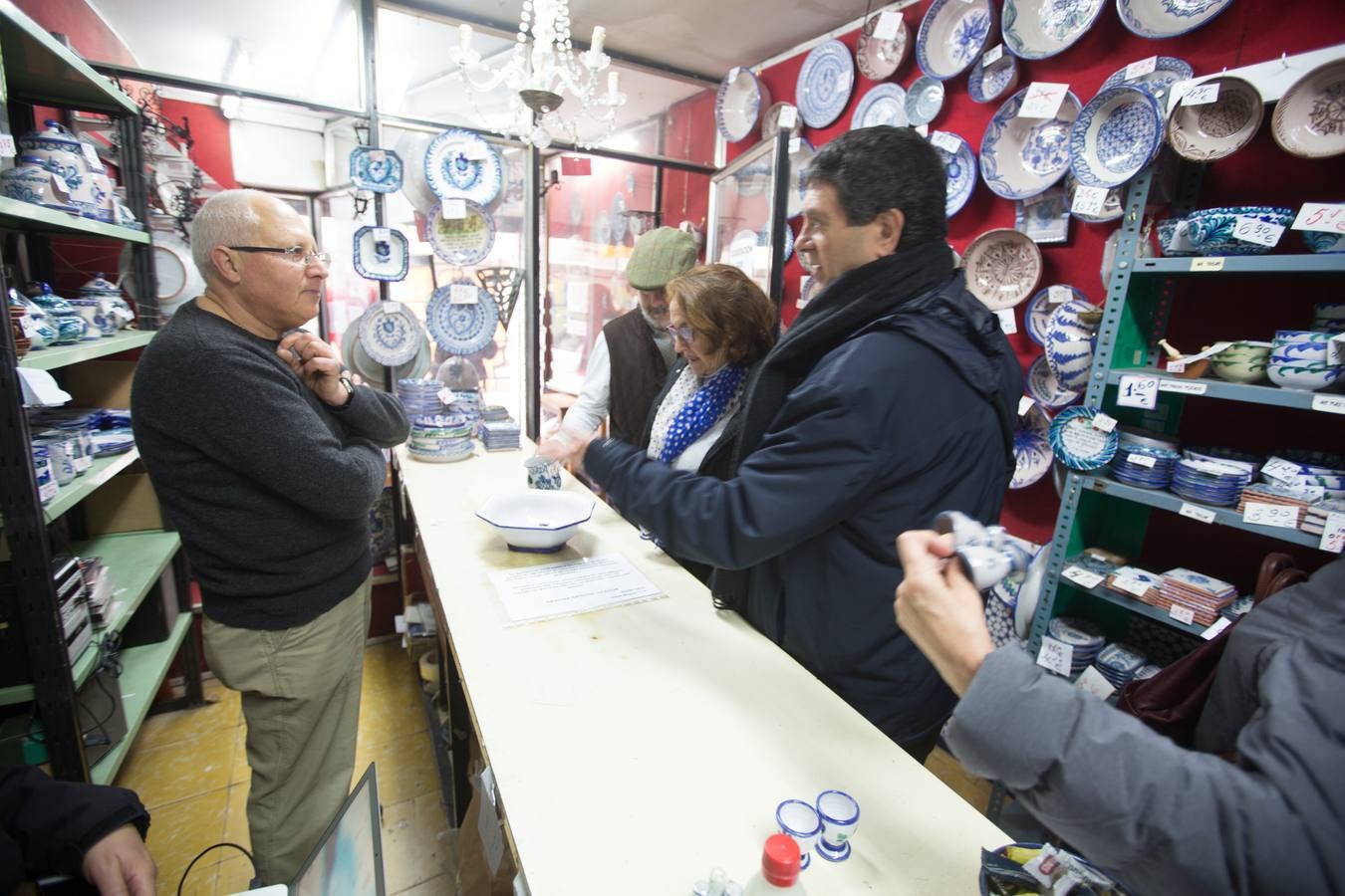 Un viaje de la mano del último comerciante de artesanía granadina de la calle Elvira, que cierra este mismo mes después de 40 años, a un barrio que hace ya décadas dejó de existir