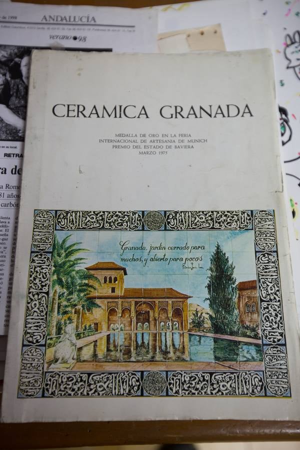 Un viaje de la mano del último comerciante de artesanía granadina de la calle Elvira, que cierra este mismo mes después de 40 años, a un barrio que hace ya décadas dejó de existir