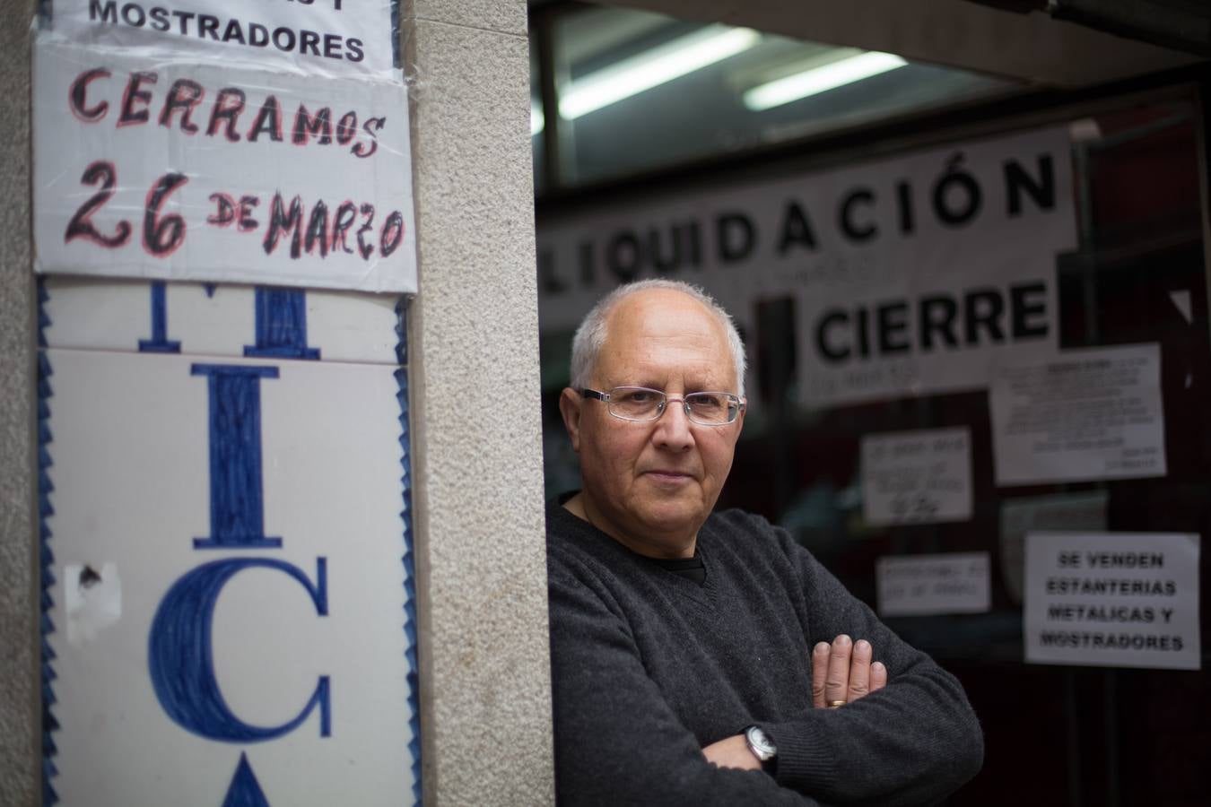 Un viaje de la mano del último comerciante de artesanía granadina de la calle Elvira, que cierra este mismo mes después de 40 años, a un barrio que hace ya décadas dejó de existir