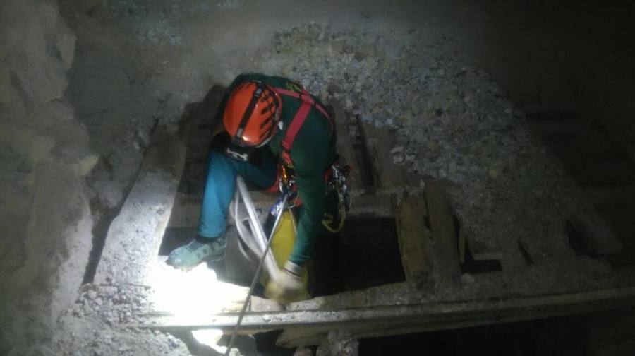 Los agentes se han sumergido en las aguas fecales de los cuatro tanques, sin apenas visibilidad y pese al riesgo para su propia salud