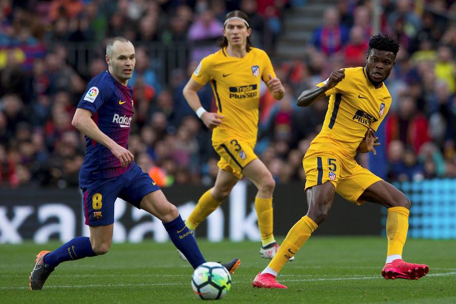 Un gran gol de Messi de falta le basta al equipo azulgrana para ganar media liga en el Camp Nou y frenar las aspiraciones del conjunto de Simeone.