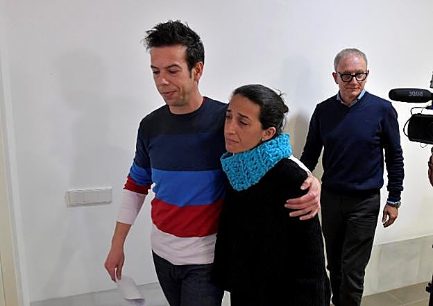 Ángel Cruz y Patricia Ramírez, padres del menor, tras ofrecer una rueda de prensa ayer. 