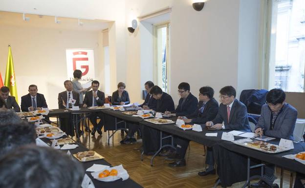 Representantes granadinos en una reunión con inversores surcoreanos. 