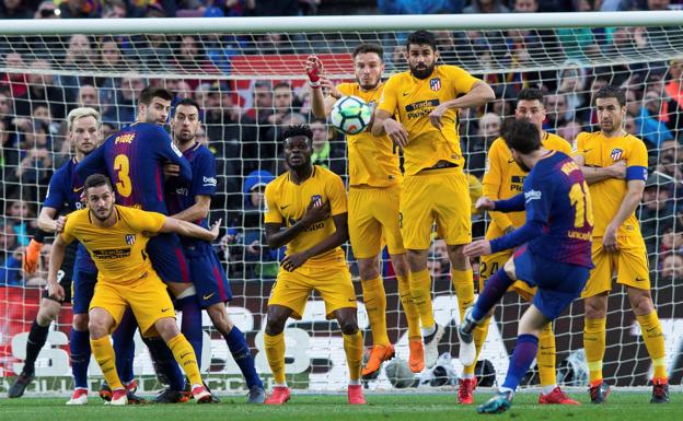 Momento en el que Messi golpea la pelota en la acción del 1-0 final