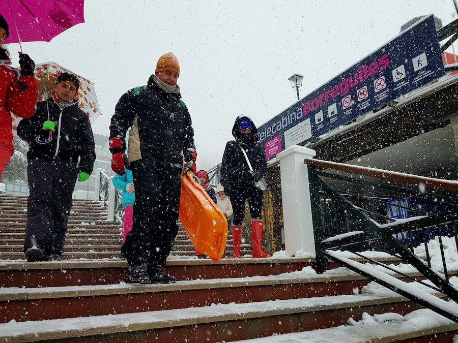 El fuerte viento ha obligado a comenzar la jornada de esquí a las doce del medio día. Este domingo ha nevado intensamente y es obligatorio el uso de cadenas para acceder a la estación 