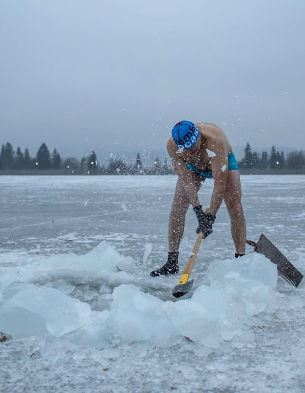 Peter Voboril hace un agujero en el hielo para poder bañarse en agua helada en Jablonec nad Nisou (República Checa) hoy, 5 de marzo de 2018. El nadador de 58 años disfruta de su ritual diario en la presa Mseno al amanecer. Para poder bañarse en el pantano tiene que cortar un agujero de 30 centímetros de espesor con un hacha y una sierra. Las fotos fueron tomadas con temperaturas de cuatro grados bajo cero y la temperatura del agua rondaba los 0,6 grados centígrados.