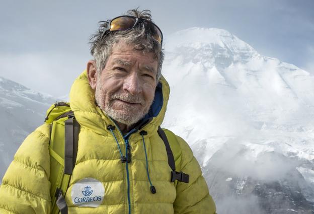 El alpinista, que acaba de cumplir 79 años, explicará sus experiencias al centenar de congresistas. 