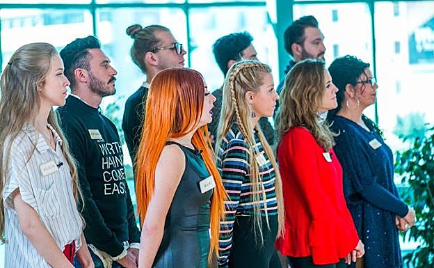 La cercanía de Mahi enamora en 'Maestros de la costura'