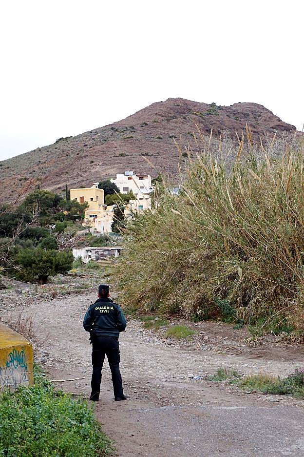 Un agente en el acceso a la zona donde apareció la camiseta. 