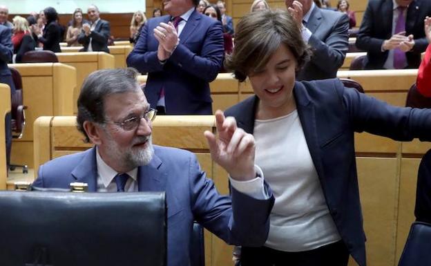 Rajoy, junto a la vicepresidenta, Soraya Sáenz de Santamaría, durante la sesión de control al Ejecutivo en el Senado. 