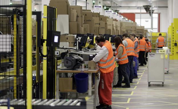 Trabajadores en el centro logístico de Amazon en Briesleng, Alemania.