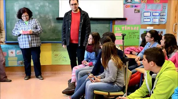 Alumnos del instituto de Educación Secundaria Carmen de Burgos, durante la actividad 'Nuestra voz radio'. 