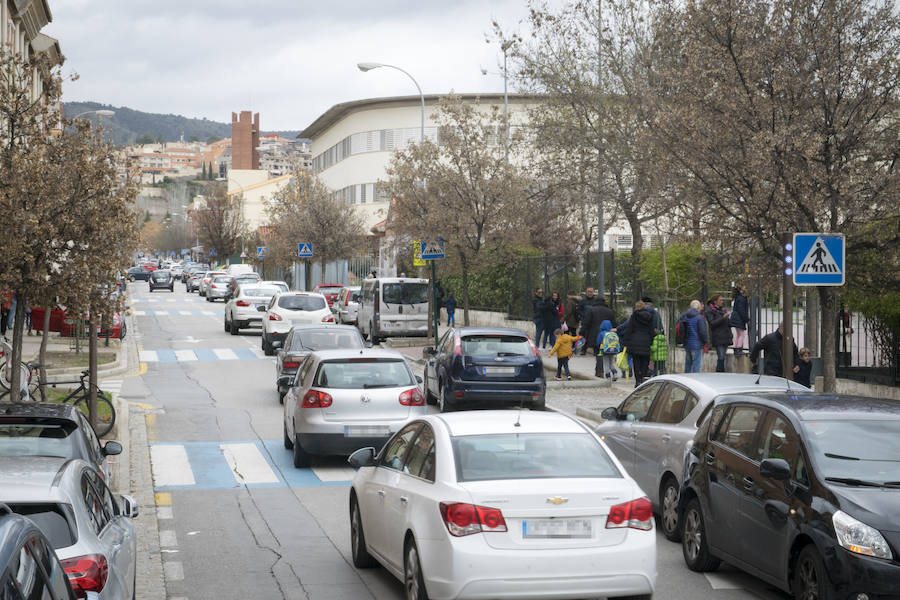 Los vehículos estacionados junto a los colegios en tres de los puntos conflictivos identificados por la Policía Local.