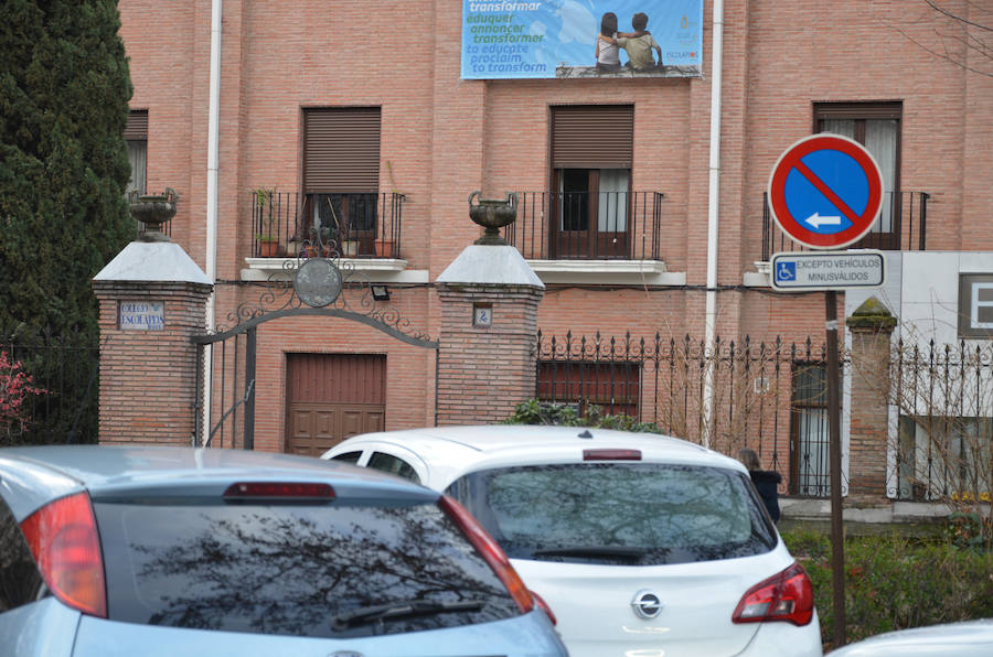 Los vehículos estacionados junto a los colegios en tres de los puntos conflictivos identificados por la Policía Local.