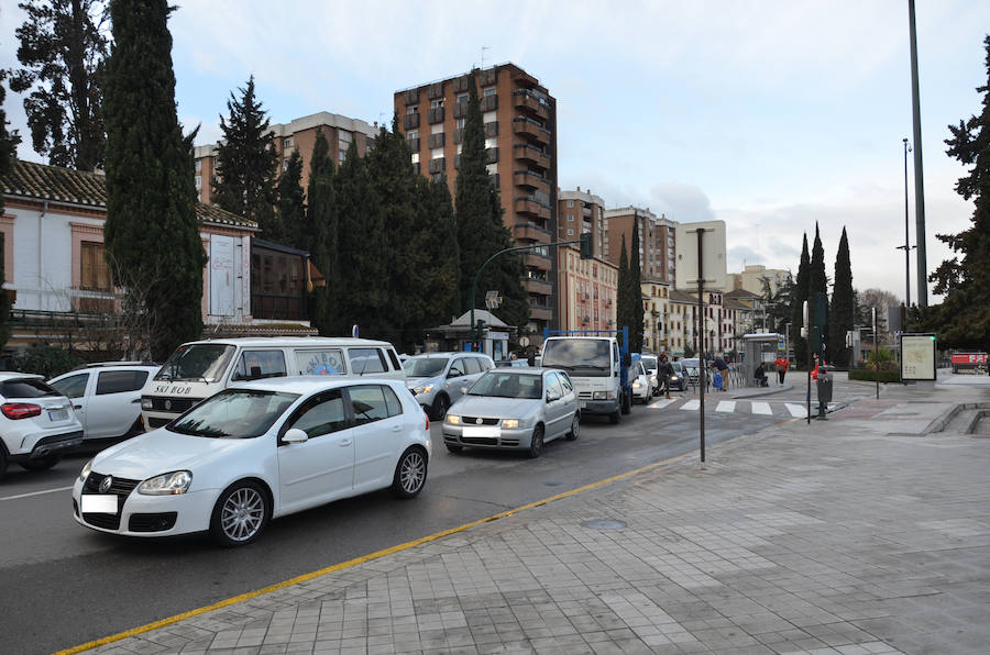 Los vehículos estacionados junto a los colegios en tres de los puntos conflictivos identificados por la Policía Local.