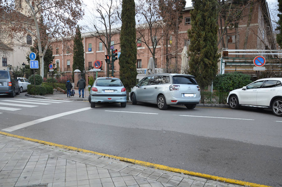 Los vehículos estacionados junto a los colegios en tres de los puntos conflictivos identificados por la Policía Local.