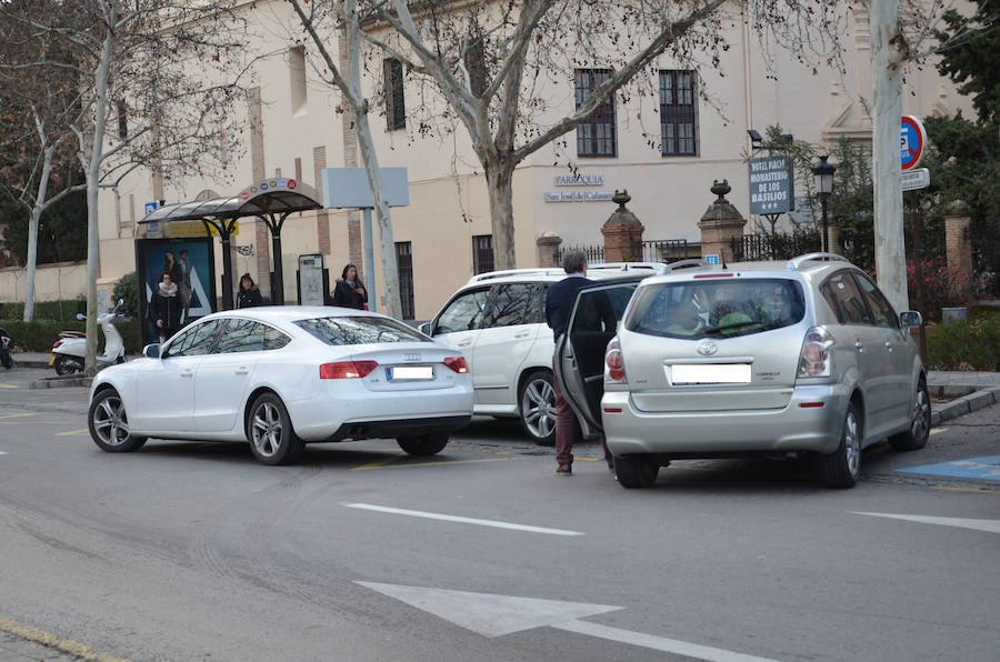 Los vehículos estacionados junto a los colegios en tres de los puntos conflictivos identificados por la Policía Local.