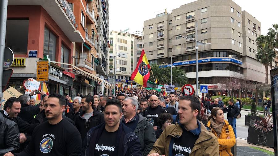 En la cabecera de la marcha, además de representantes de Jusapol, figuraban políticos de Ciudadanos, de UPyD y el diputado no adscrito y alcalde de Porcuna Miguel Moreno con varias personas más afines a su persona