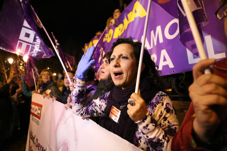 Ha sido una manifestación histórica. Más de 30.000 personas según la Policía Local, hasta 100.000 según las organizadoras. ¿Has estado en la marcha feminista del 8M en Granada? Encuéntrate en las fotos. 