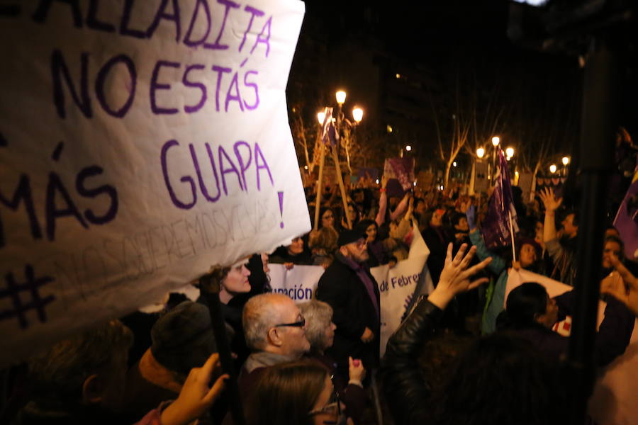 Ha sido una manifestación histórica. Más de 30.000 personas según la Policía Local, hasta 100.000 según las organizadoras. ¿Has estado en la marcha feminista del 8M en Granada? Encuéntrate en las fotos. 