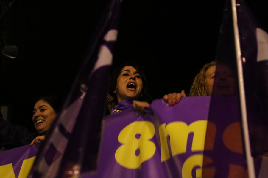 Ha sido una manifestación histórica. Más de 30.000 personas según la Policía Local, hasta 100.000 según las organizadoras. ¿Has estado en la marcha feminista del 8M en Granada? Encuéntrate en las fotos. 
