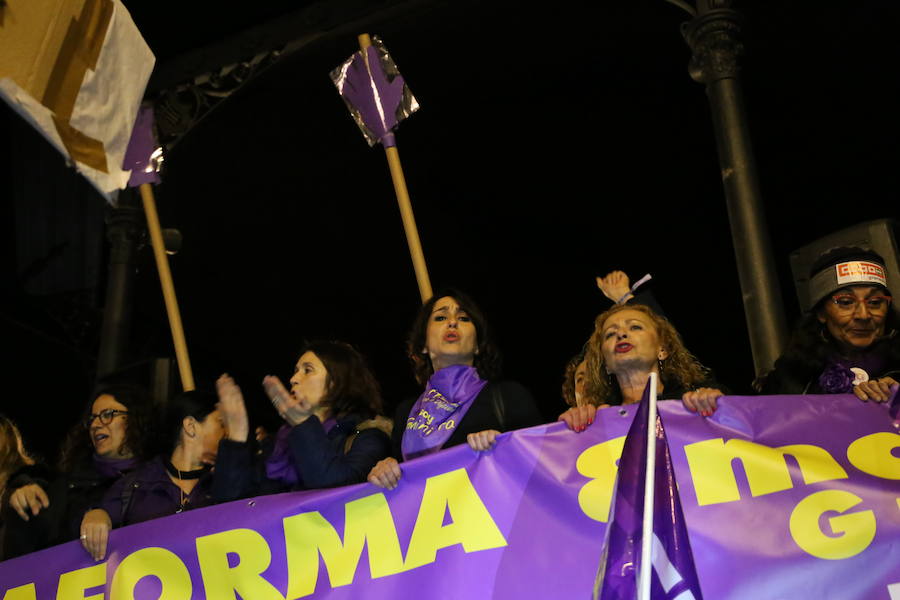 Ha sido una manifestación histórica. Más de 30.000 personas según la Policía Local, hasta 100.000 según las organizadoras. ¿Has estado en la marcha feminista del 8M en Granada? Encuéntrate en las fotos. 