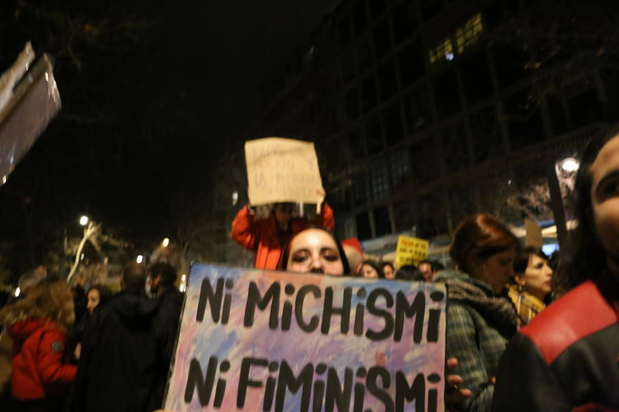 Ha sido una manifestación histórica. Más de 30.000 personas según la Policía Local, hasta 100.000 según las organizadoras. ¿Has estado en la marcha feminista del 8M en Granada? Encuéntrate en las fotos. 