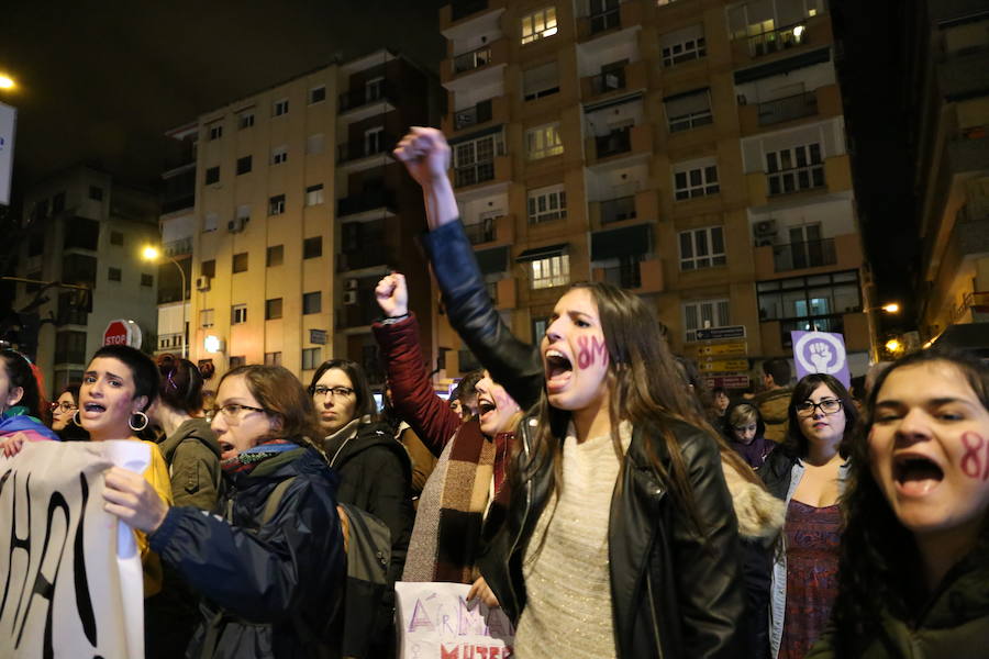 Ha sido una manifestación histórica. Más de 30.000 personas según la Policía Local, hasta 100.000 según las organizadoras. ¿Has estado en la marcha feminista del 8M en Granada? Encuéntrate en las fotos. 