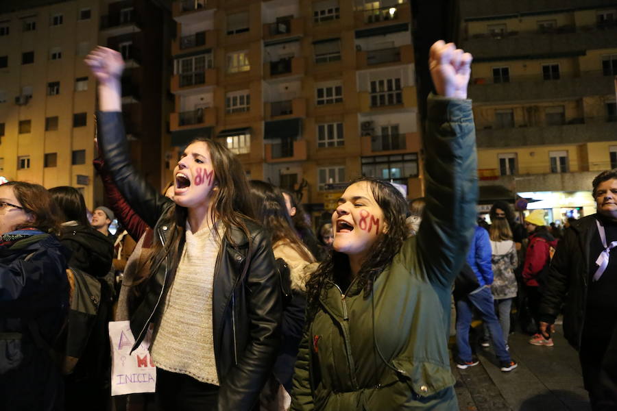 Ha sido una manifestación histórica. Más de 30.000 personas según la Policía Local, hasta 100.000 según las organizadoras. ¿Has estado en la marcha feminista del 8M en Granada? Encuéntrate en las fotos. 