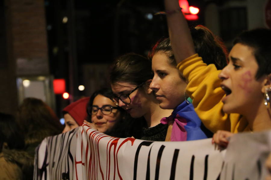 Ha sido una manifestación histórica. Más de 30.000 personas según la Policía Local, hasta 100.000 según las organizadoras. ¿Has estado en la marcha feminista del 8M en Granada? Encuéntrate en las fotos. 