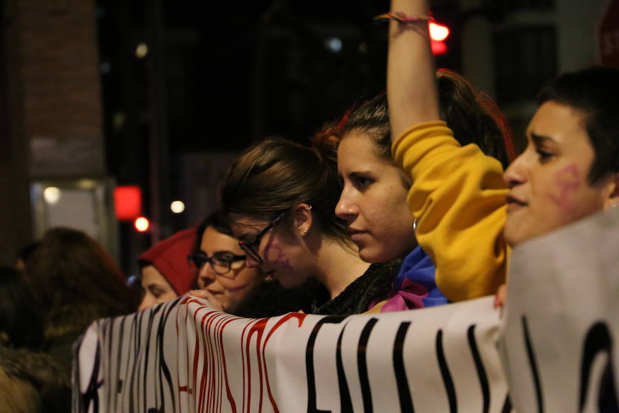 Ha sido una manifestación histórica. Más de 30.000 personas según la Policía Local, hasta 100.000 según las organizadoras. ¿Has estado en la marcha feminista del 8M en Granada? Encuéntrate en las fotos. 
