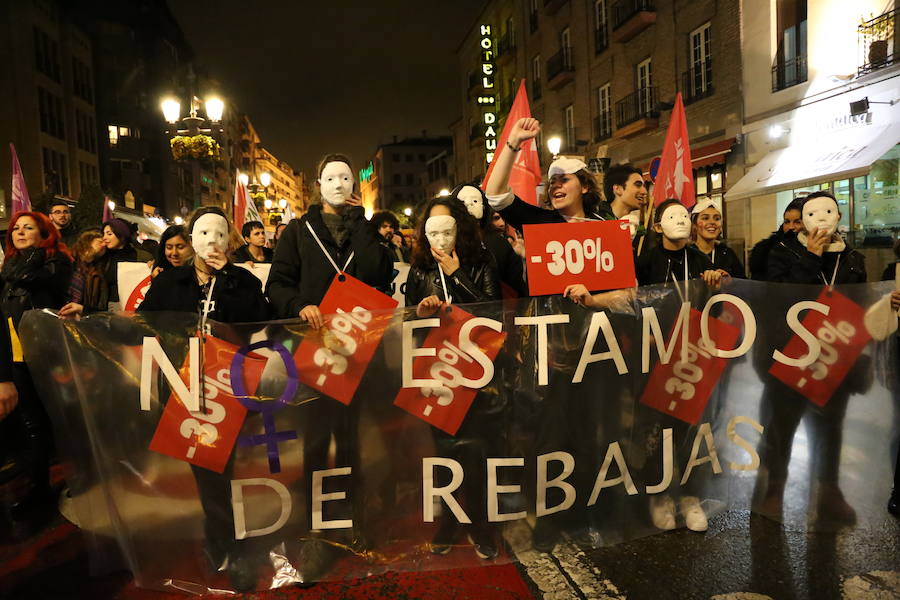 Ha sido una manifestación histórica. Más de 30.000 personas según la Policía Local, hasta 100.000 según las organizadoras. ¿Has estado en la marcha feminista del 8M en Granada? Encuéntrate en las fotos. 