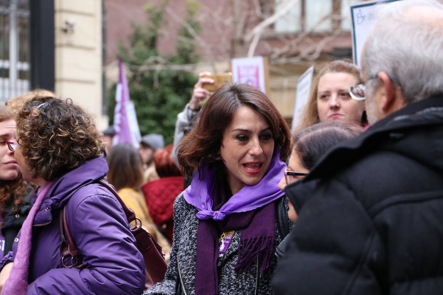 Ha sido una manifestación histórica. Más de 30.000 personas según la Policía Local, hasta 100.000 según las organizadoras. ¿Has estado en la marcha feminista del 8M en Granada? Encuéntrate en las fotos. 