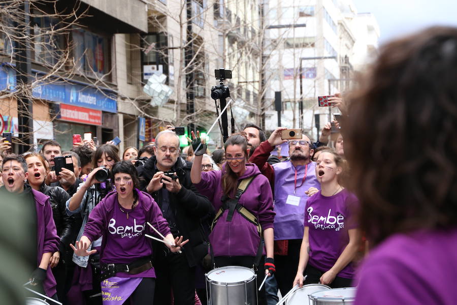 Ha sido una manifestación histórica. Más de 30.000 personas según la Policía Local, hasta 100.000 según las organizadoras. ¿Has estado en la marcha feminista del 8M en Granada? Encuéntrate en las fotos. 