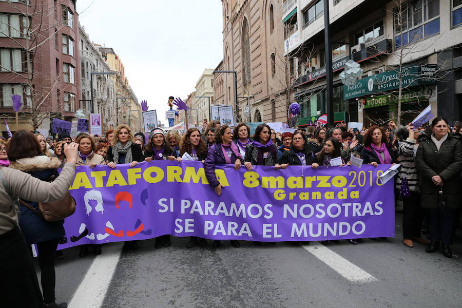 Ha sido una manifestación histórica. Más de 30.000 personas según la Policía Local, hasta 100.000 según las organizadoras. ¿Has estado en la marcha feminista del 8M en Granada? Encuéntrate en las fotos. 