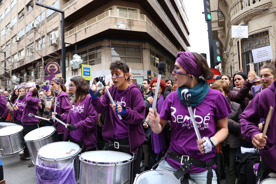Ha sido una manifestación histórica. Más de 30.000 personas según la Policía Local, hasta 100.000 según las organizadoras. ¿Has estado en la marcha feminista del 8M en Granada? Encuéntrate en las fotos. 