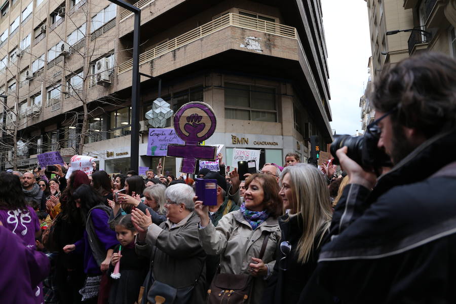 Ha sido una manifestación histórica. Más de 30.000 personas según la Policía Local, hasta 100.000 según las organizadoras. ¿Has estado en la marcha feminista del 8M en Granada? Encuéntrate en las fotos. 