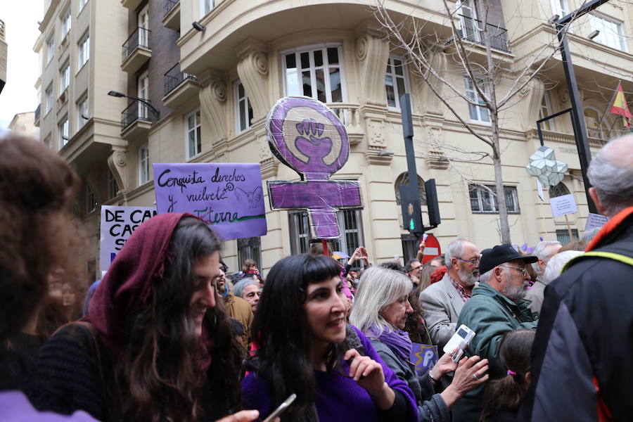 Ha sido una manifestación histórica. Más de 30.000 personas según la Policía Local, hasta 100.000 según las organizadoras. ¿Has estado en la marcha feminista del 8M en Granada? Encuéntrate en las fotos. 