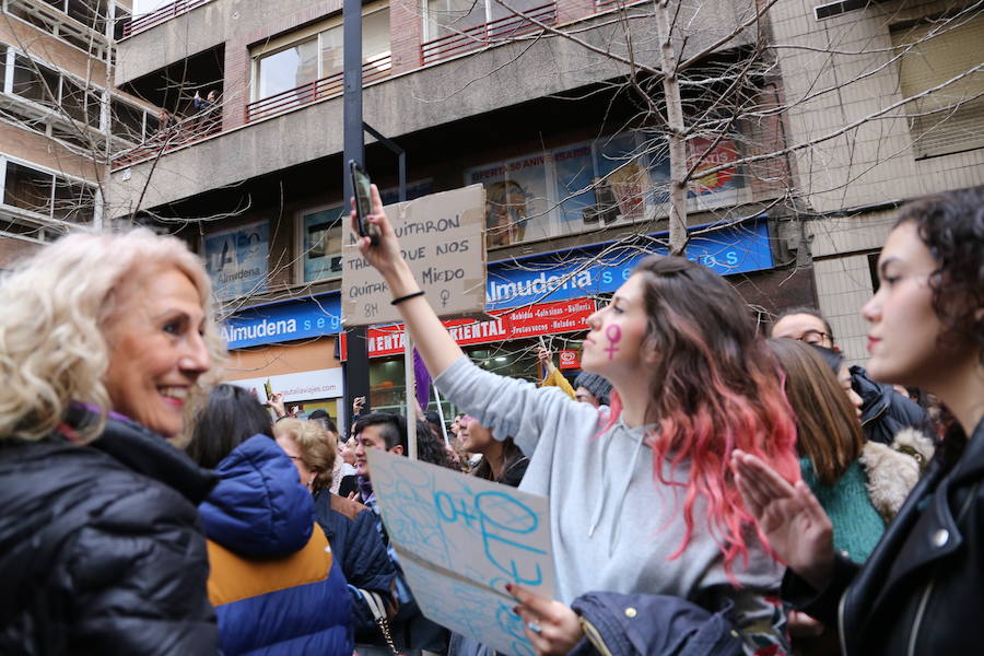 Ha sido una manifestación histórica. Más de 30.000 personas según la Policía Local, hasta 100.000 según las organizadoras. ¿Has estado en la marcha feminista del 8M en Granada? Encuéntrate en las fotos. 