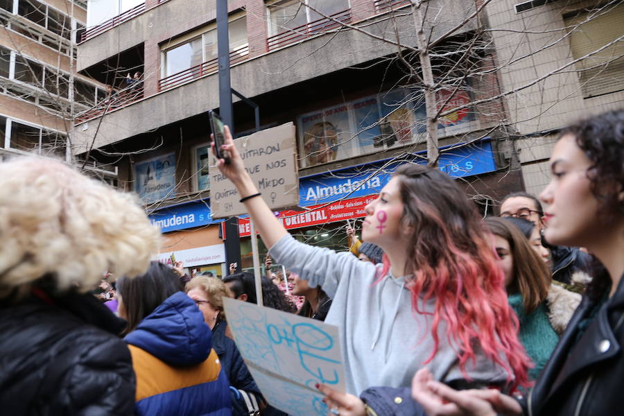 Ha sido una manifestación histórica. Más de 30.000 personas según la Policía Local, hasta 100.000 según las organizadoras. ¿Has estado en la marcha feminista del 8M en Granada? Encuéntrate en las fotos. 