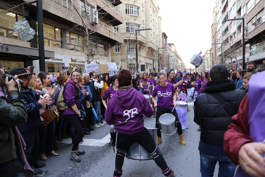 Ha sido una manifestación histórica. Más de 30.000 personas según la Policía Local, hasta 100.000 según las organizadoras. ¿Has estado en la marcha feminista del 8M en Granada? Encuéntrate en las fotos. 