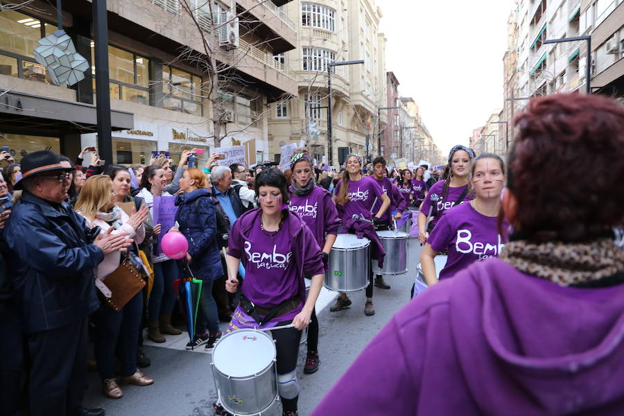 Ha sido una manifestación histórica. Más de 30.000 personas según la Policía Local, hasta 100.000 según las organizadoras. ¿Has estado en la marcha feminista del 8M en Granada? Encuéntrate en las fotos. 