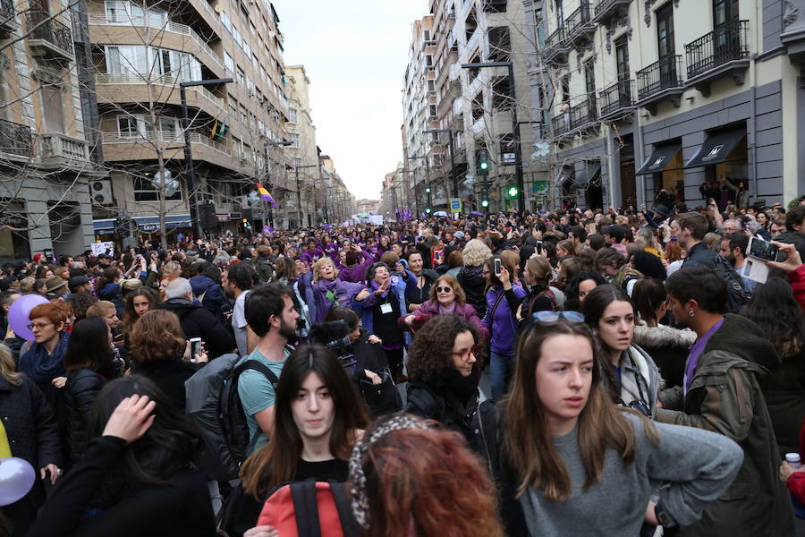 Ha sido una manifestación histórica. Más de 30.000 personas según la Policía Local, hasta 100.000 según las organizadoras. ¿Has estado en la marcha feminista del 8M en Granada? Encuéntrate en las fotos. 
