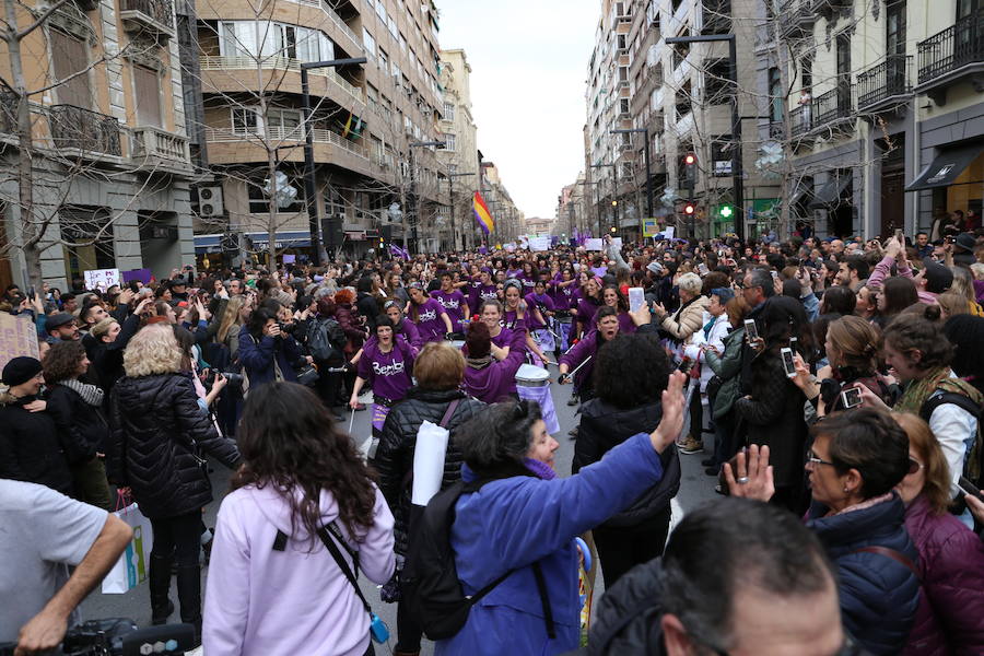 Ha sido una manifestación histórica. Más de 30.000 personas según la Policía Local, hasta 100.000 según las organizadoras. ¿Has estado en la marcha feminista del 8M en Granada? Encuéntrate en las fotos. 